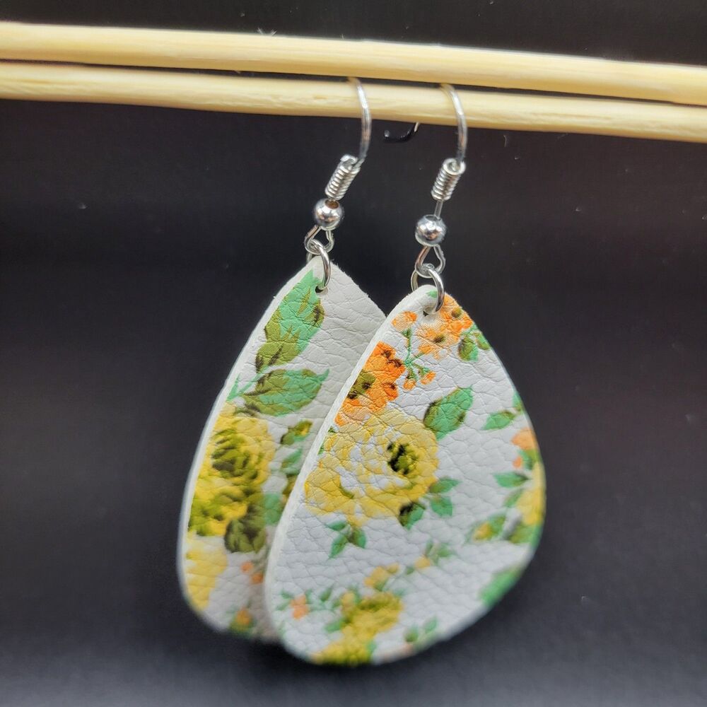 Unbranded Medium Teardrop Women White Floral Faux Leather Lightweight Dangle Ear